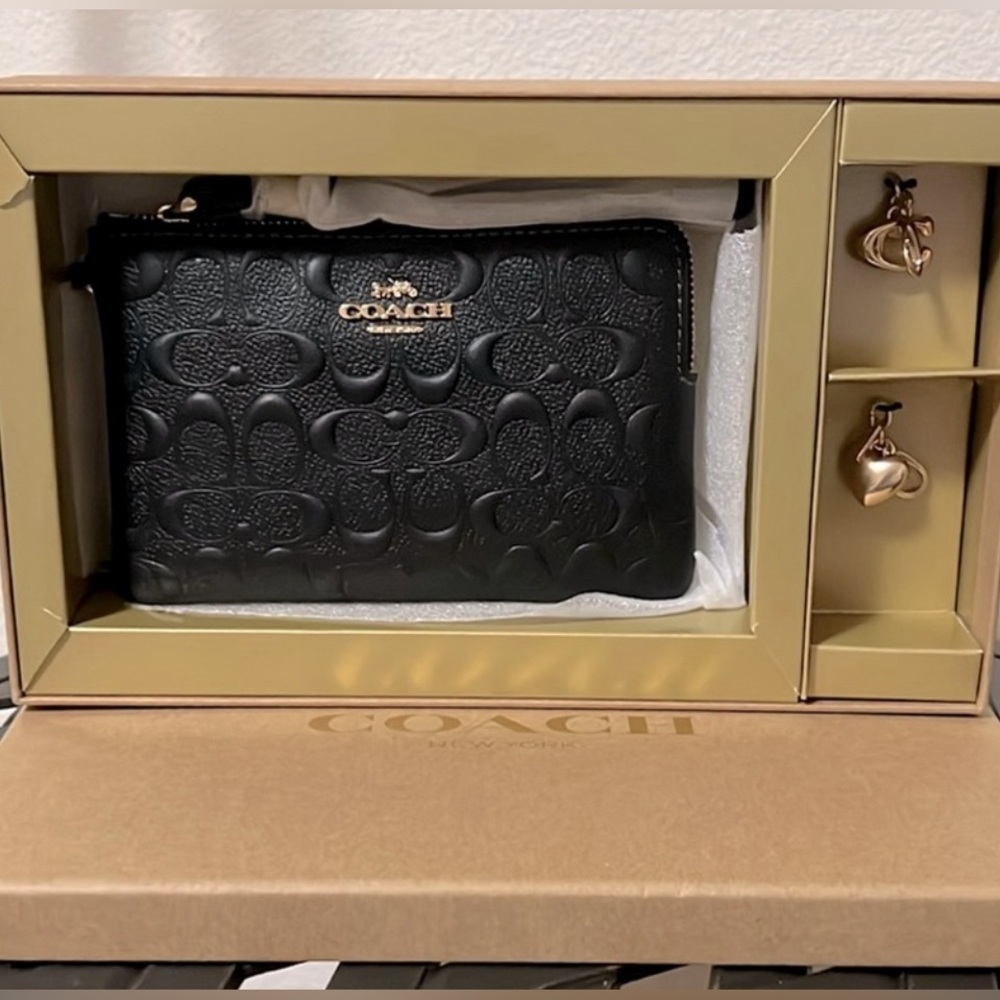 NIB Coach Corner Zip Wristlet In Signature Leather with Removable Charms